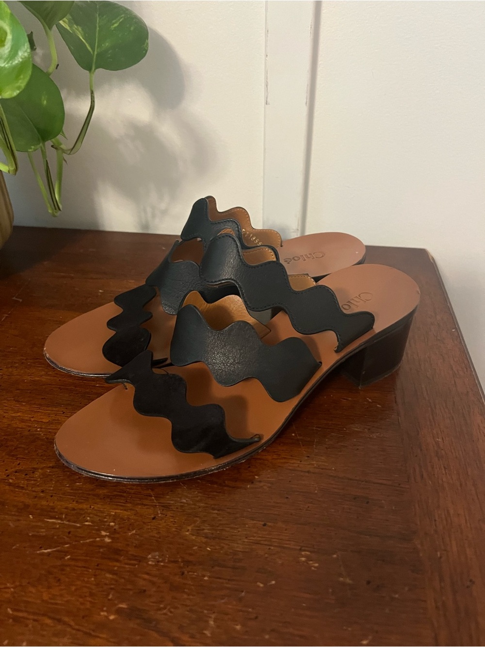 Authentic Chloé Lauren Scalloped Black Leather Block Heel Mules size 37.5 (7.5)